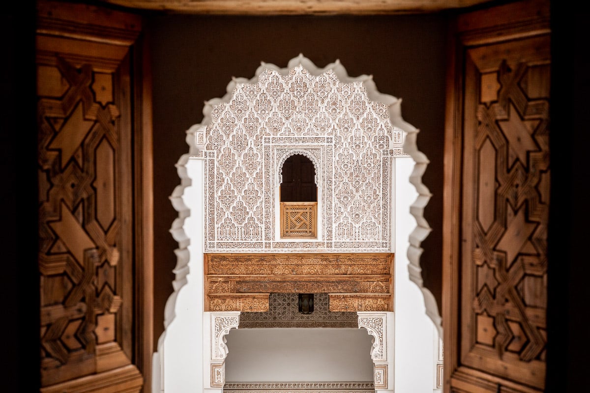 fenêtre de bois sculptée très travaillée dans la merdersa ben youssef de Marrakech