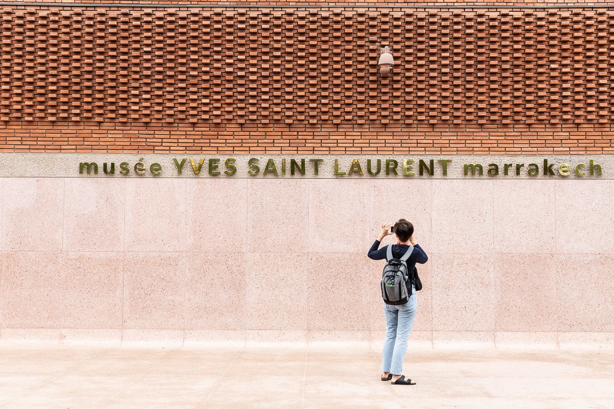 personne prenant en photo la façade du musée Yves Saint Laurent à Marrakech