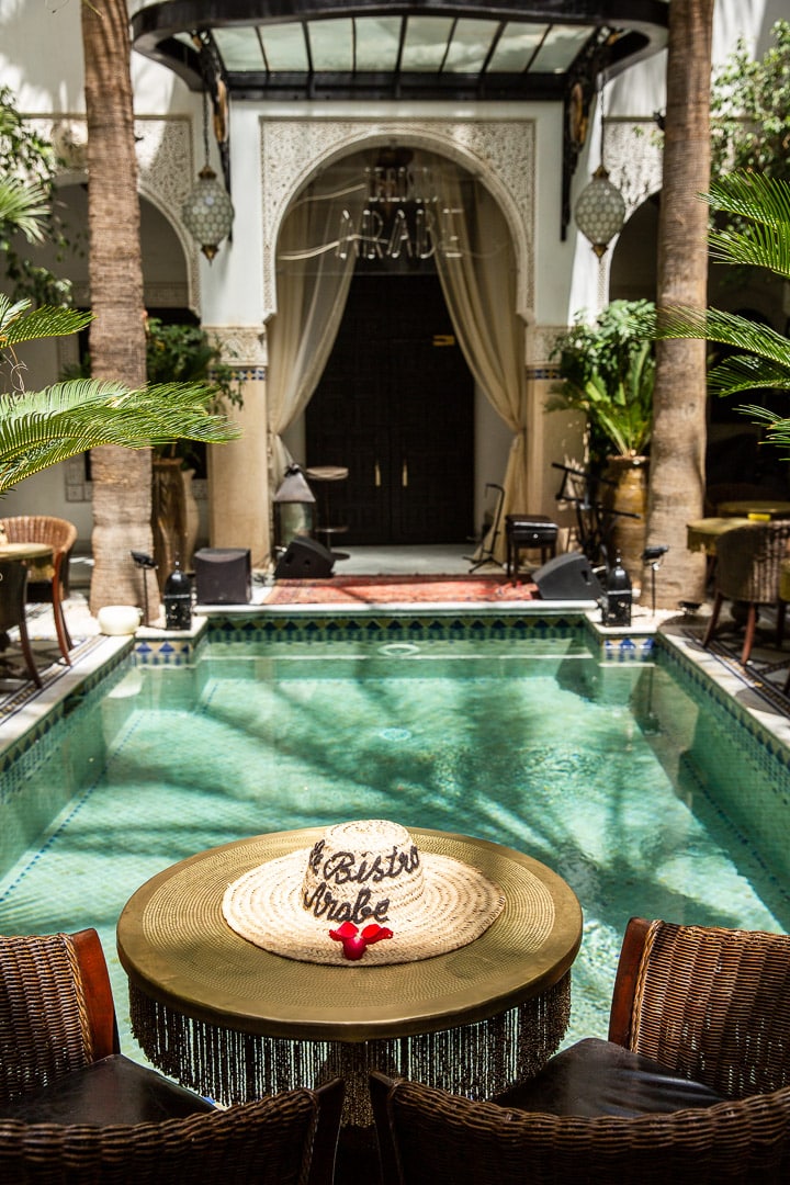Patio avec piscine dans les tons vert du riad Monceau à Marrakech