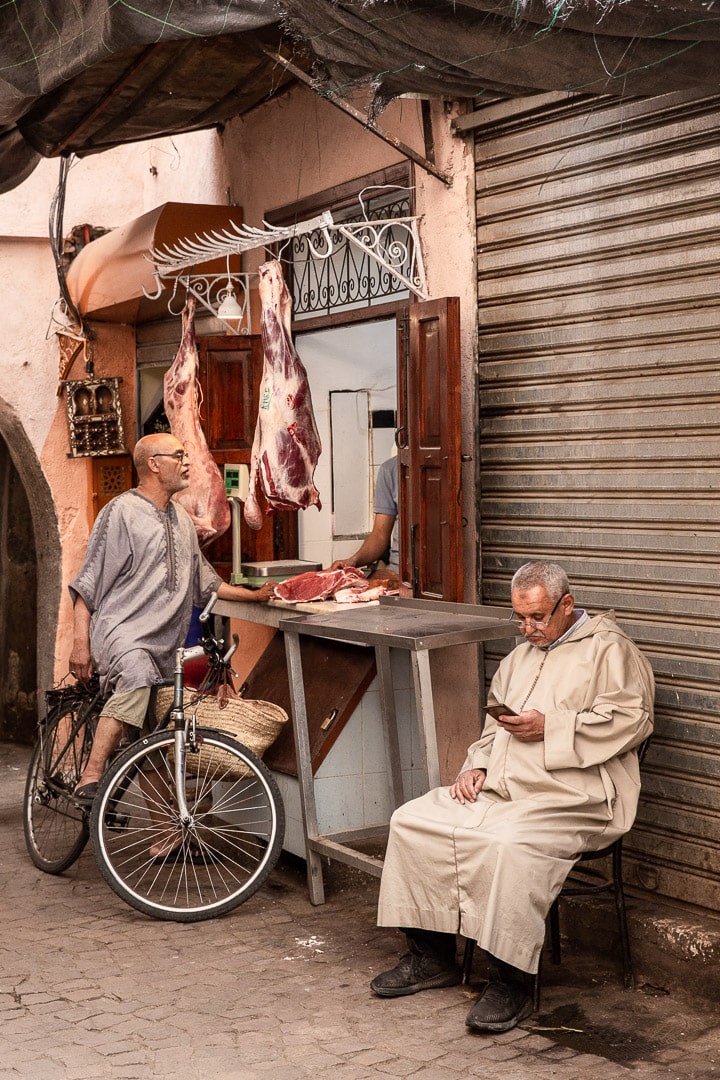 Vendeur de viande dans le souk de Marrakech