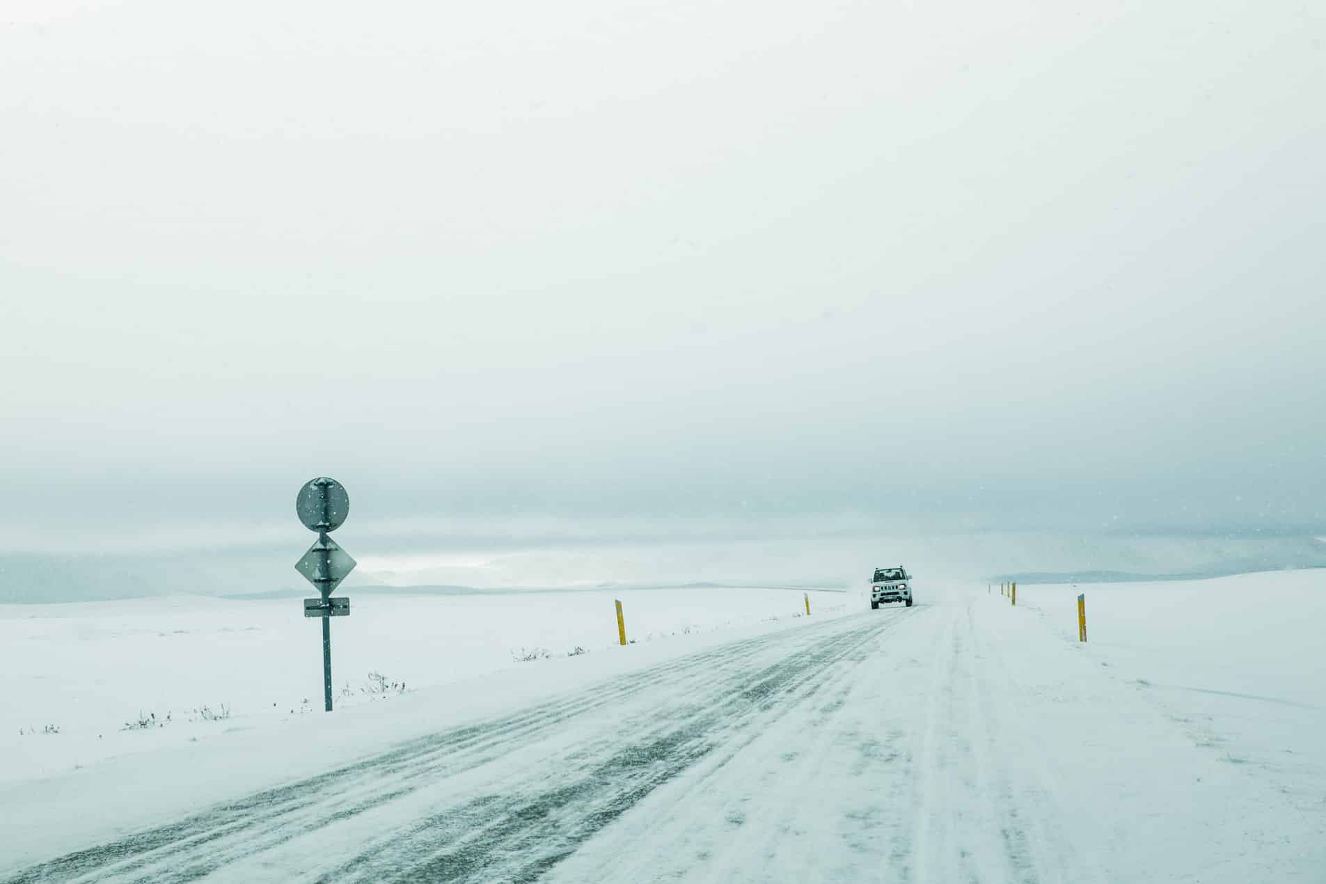 voiture de location sur route enneigée en Islande