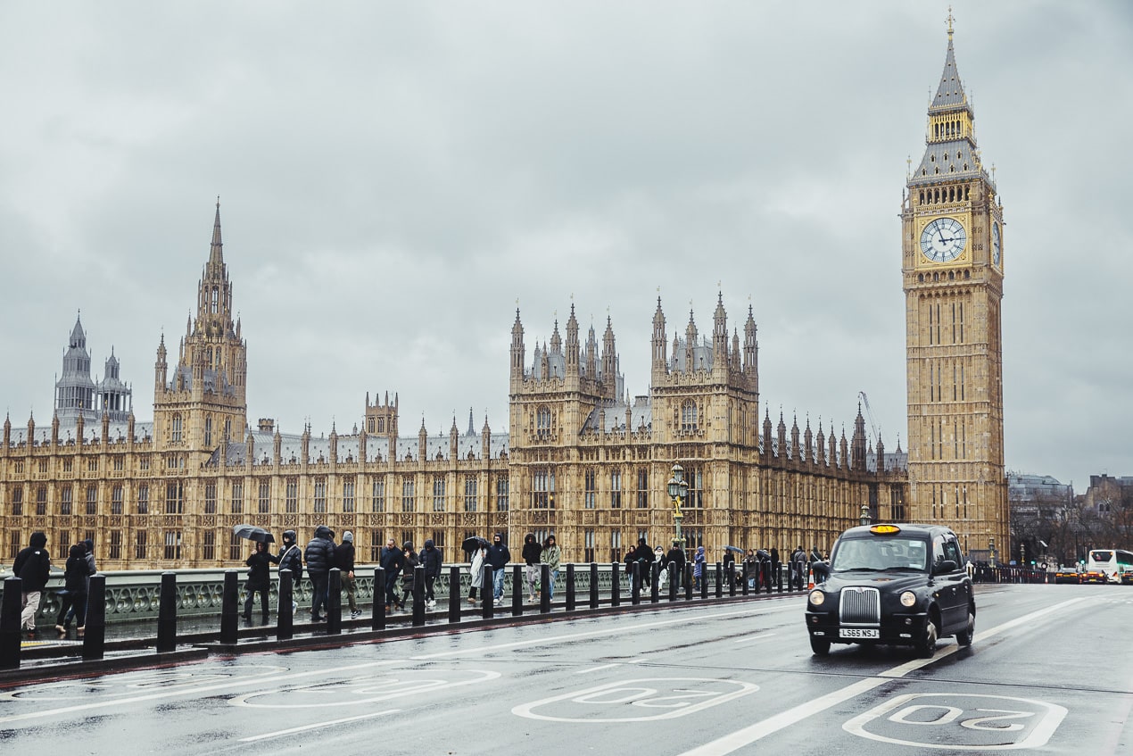 Big Ben et le parlement de Londres avec un taxi sur pont de Westminster