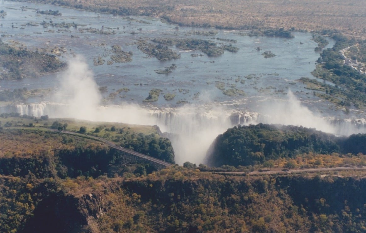 chutes victoria vues d'un hélicoptère