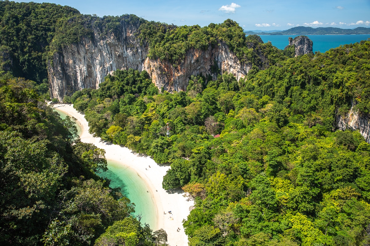 plage de sable blanc au milieu d'une végétation luxuriante et rochers karstiques à Koh Hong