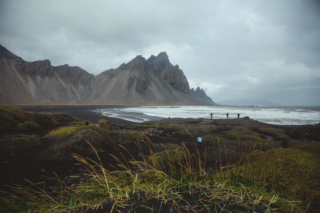 plage de sable noir avec montagne en arrière plan en islande