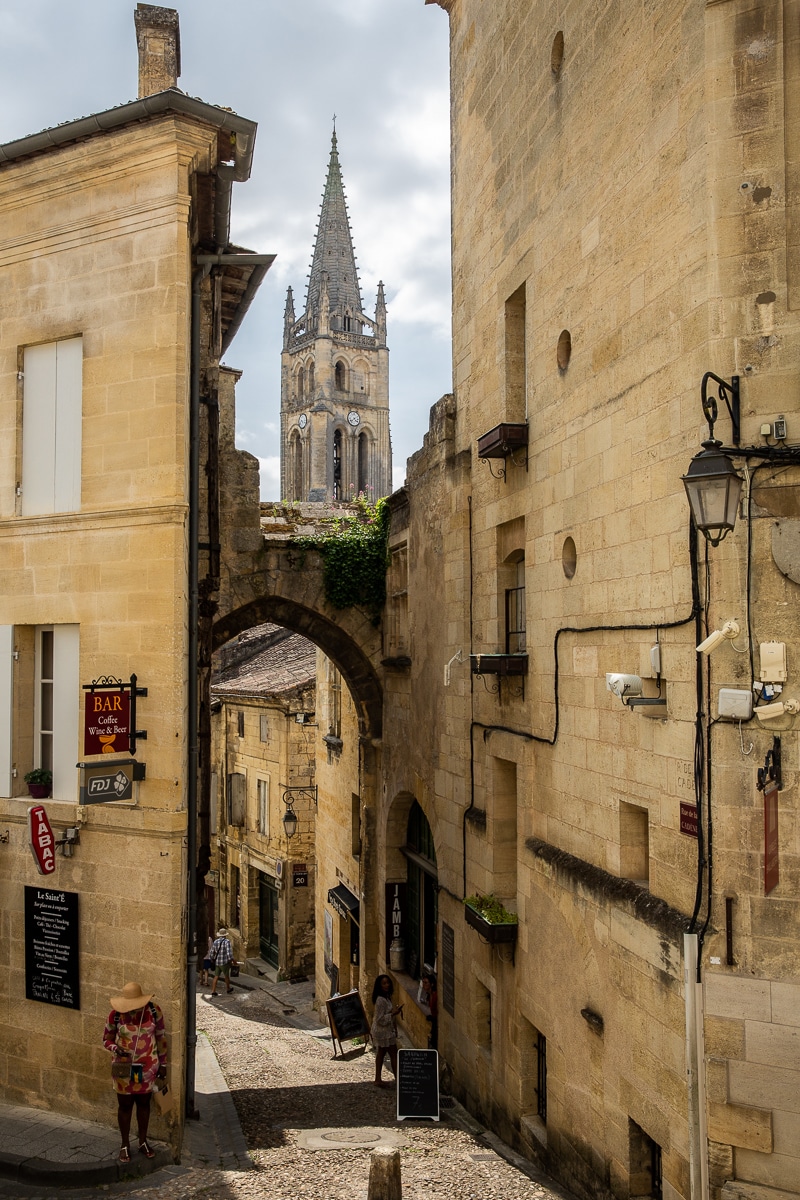Vue sur le clocher gothique depuis la rue Cadène