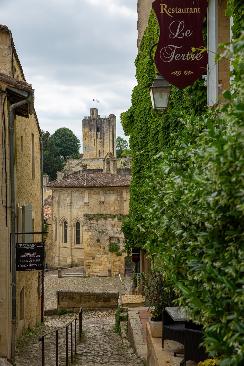 vue sur l'église monolithe de Saint-Emilion depuis la rue du tertre et de la tente