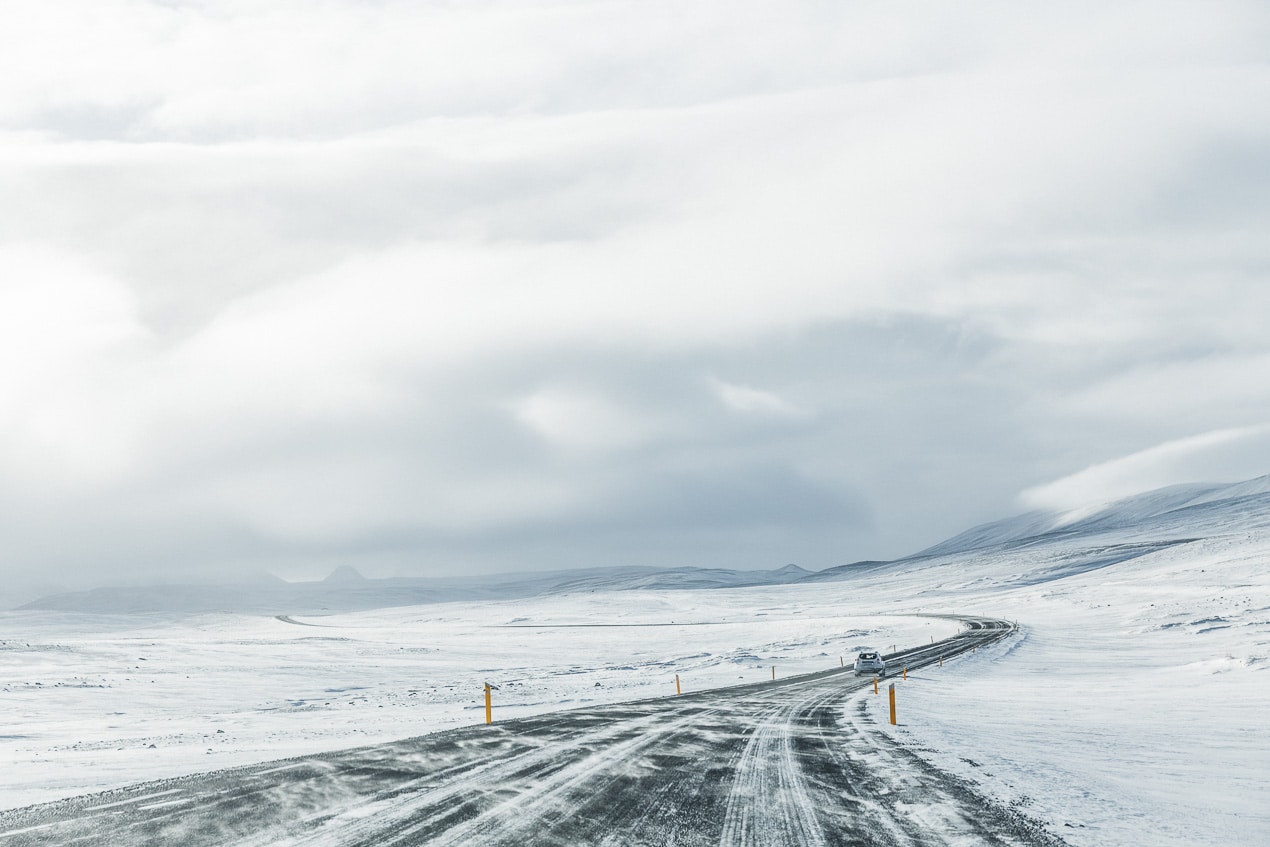 route enneigée dans le nord de l'islande en hiver