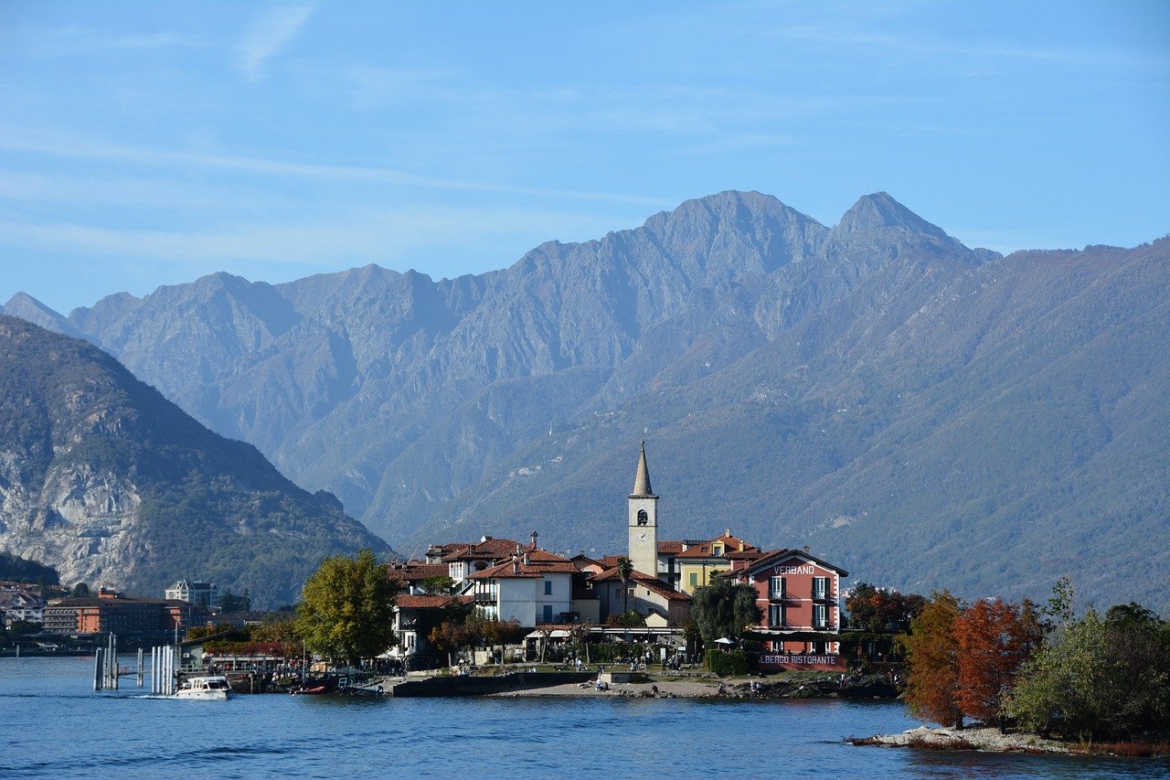 village du lac majeur avec les Alpes en arrière plan