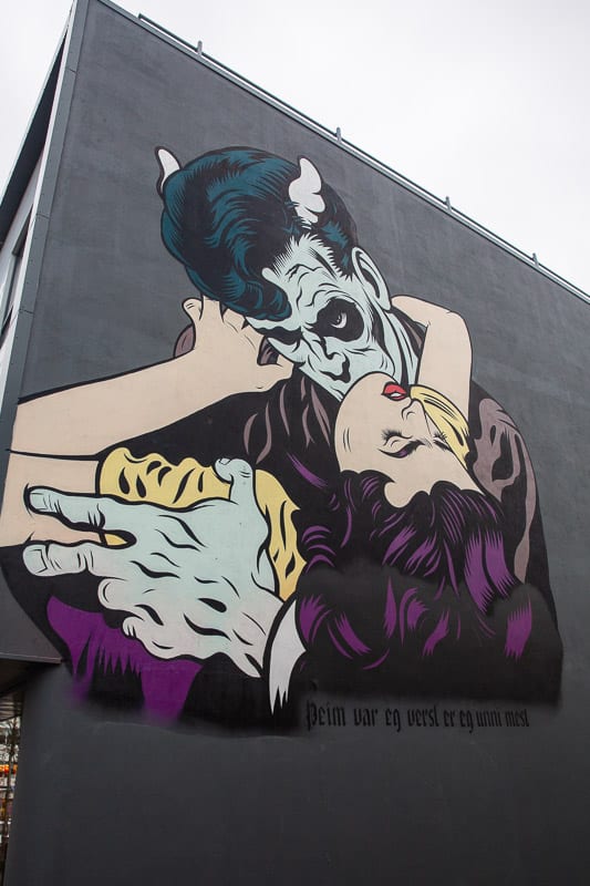 oeuvre de street art représentant super héros à Reykjavik