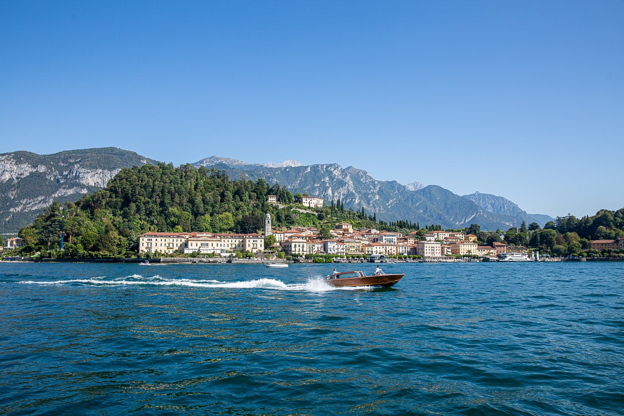 bateau en bois devant Bellagio sur le lac de côme