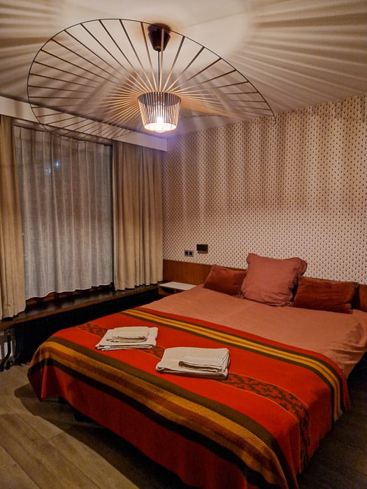 Chambre aux tons ocres du The street Lodge B&B