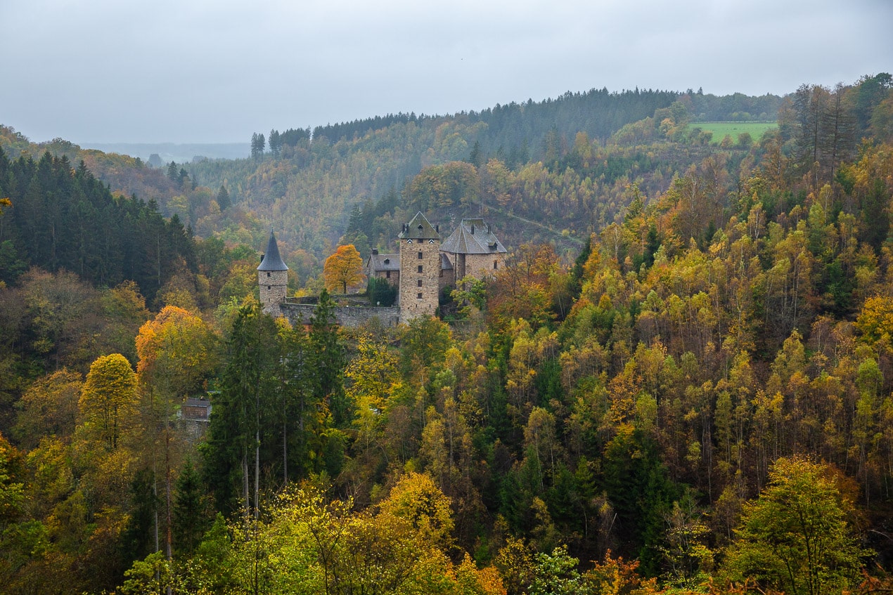 Paysage d'automne autour du chateau de rheinharstein surplombant la vallée de la warche