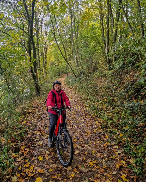 Vélo dans les forêts d'automne dans les Fagnes