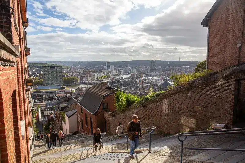 Homme montant les escaliers de la montagne de Bueren Liège