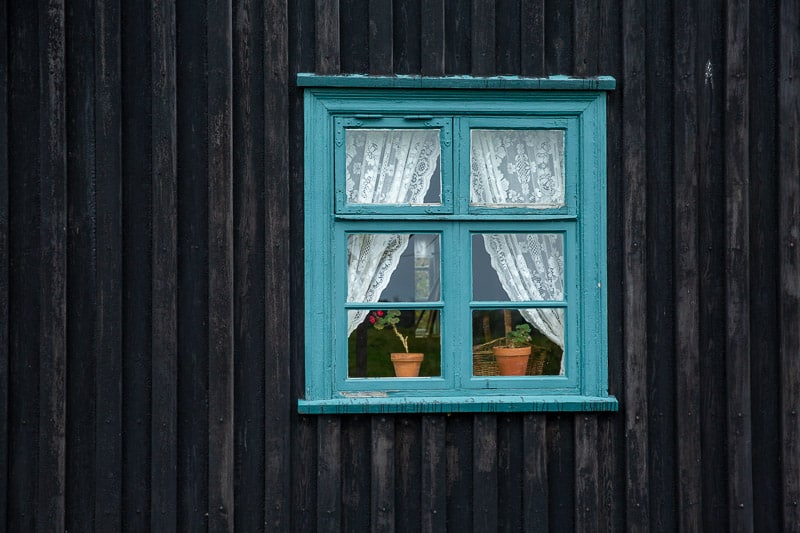 fenêtre bleu turquoise d'une maison traditionnelle islandaise