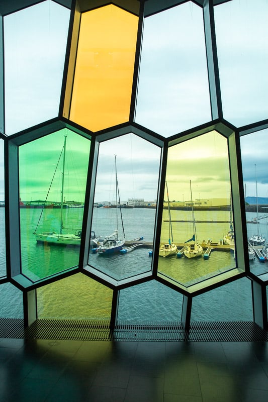 Vue sur le port depuis l'intérieur de Harpa