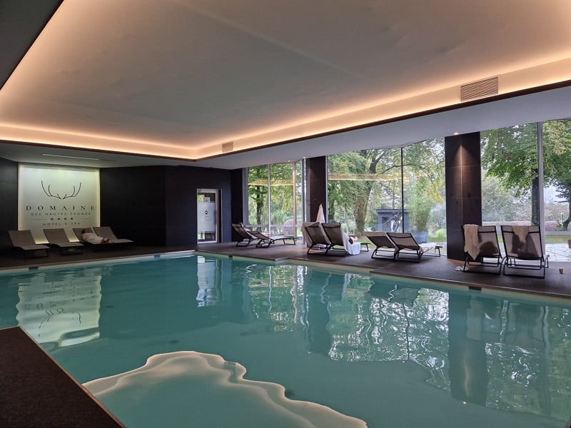 piscine intérieure avec espace détente