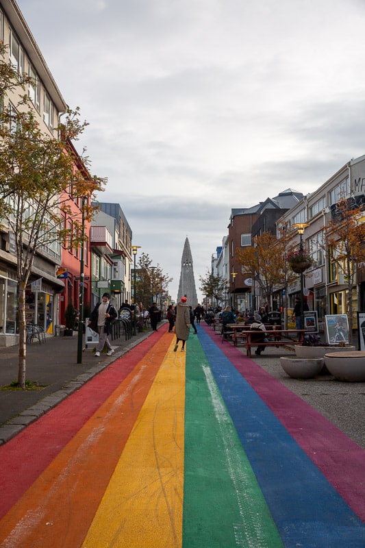 rue arc-en-ciel de Reykjavik avec perspective sur église