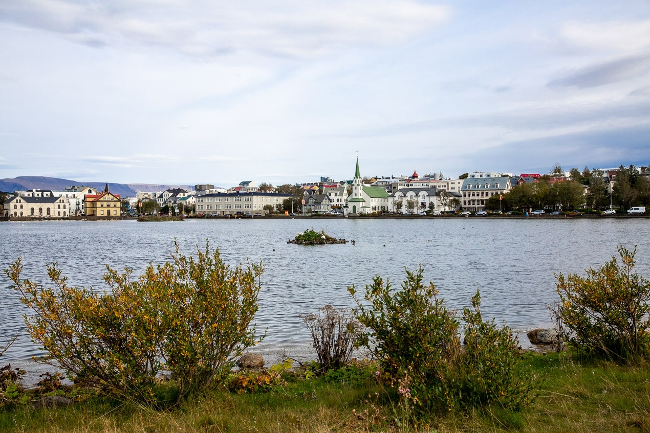rives du lac tjornin à reykjavik