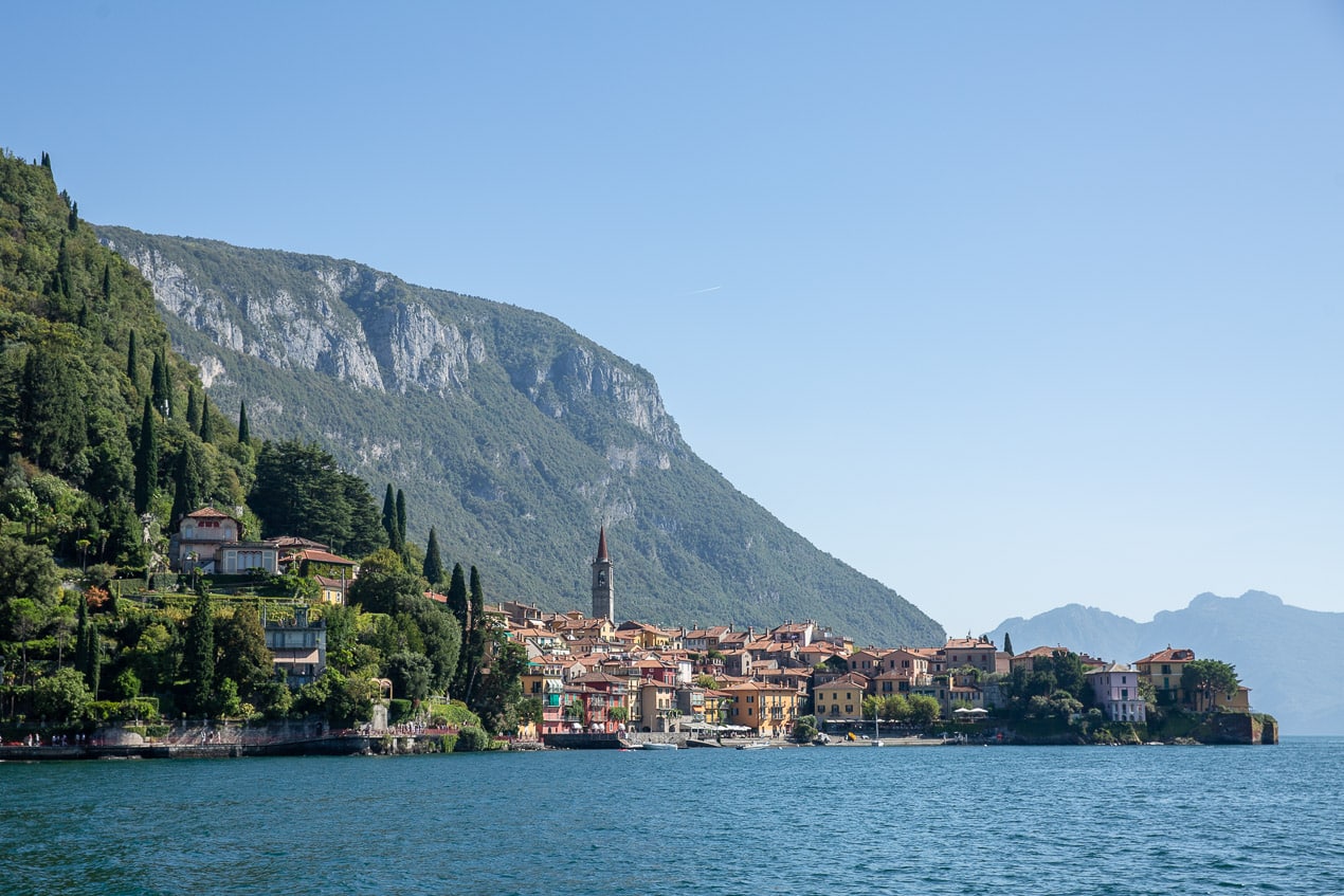 vue sur la ville de Varenna sur le lac de côme
