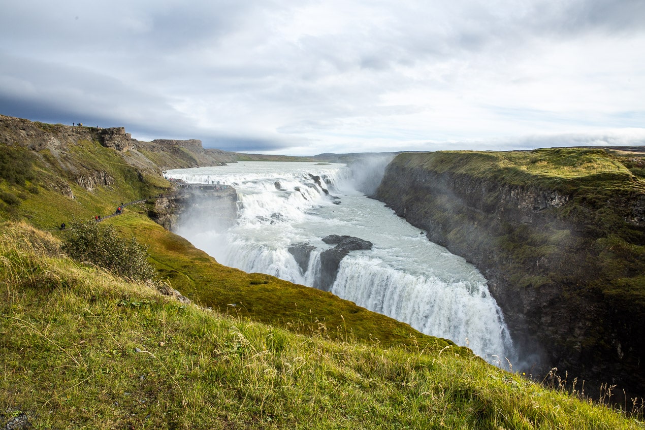 l'eau descendant de la rivière Hvita dans les chutes de Gullfoss