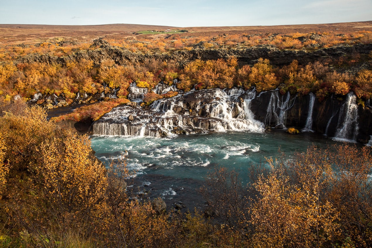 cascade de hraunfossar en Islande sous des couleurs d'automne