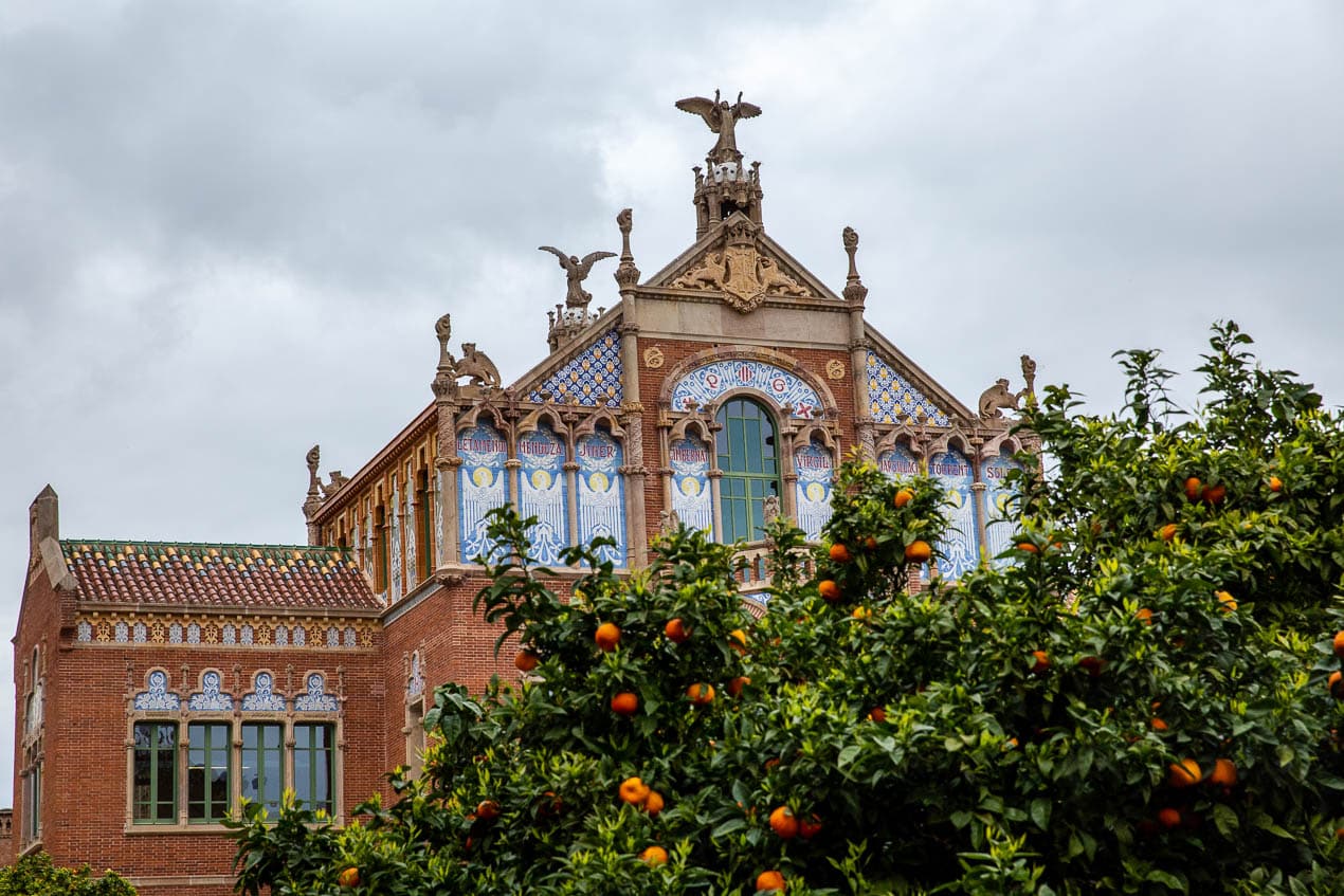 façade moderniste de l'hopital Sant Pau de Barcelone