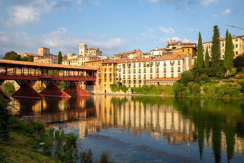 Ponte degli Alpini et les maisons colorées des rives de la Brenta à Bassano del Grappa