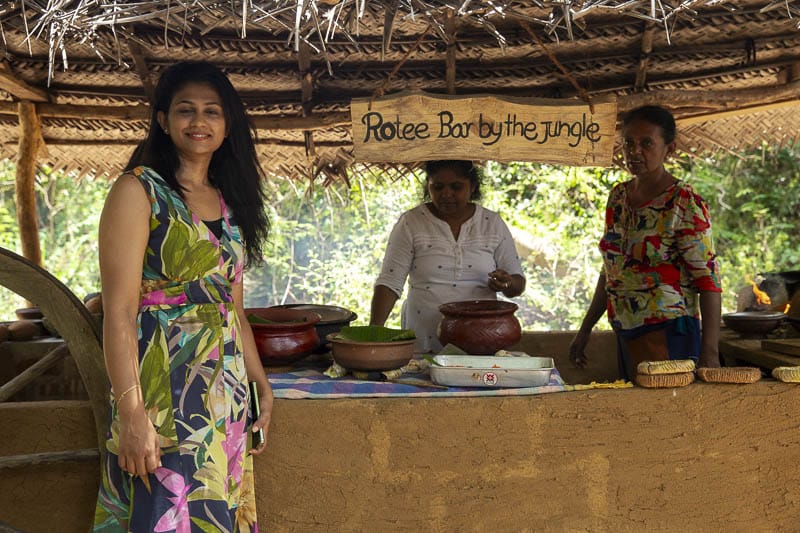 Saku, la propriétaire du Pavillon Eco Village dans son jardin pour une démonstration de cuisine sri lankaise