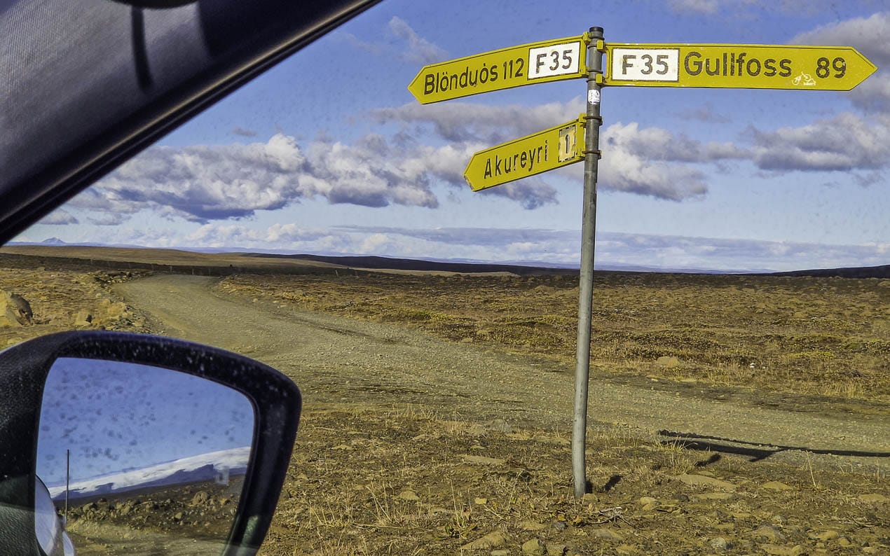 panneau routier jaune en plein désert minéral en Islande
