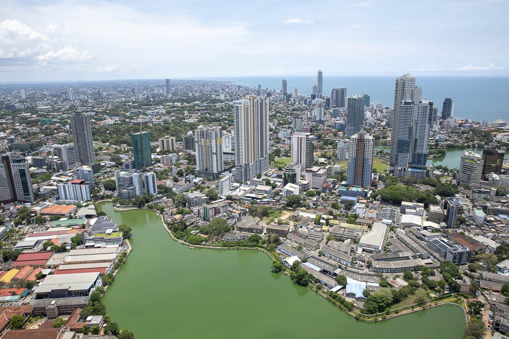 Vue sur le lac Beira et la ville de Colombo depuis la tour lotus