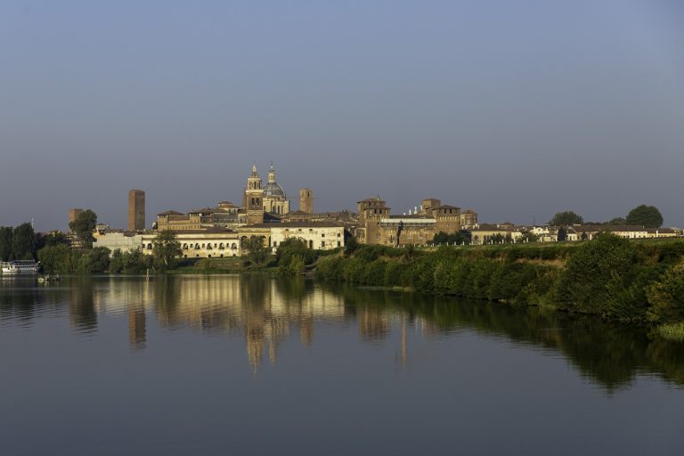 Ville de Mantoue se reflétant dans le Minci