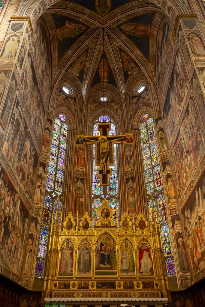 chœur de la basilique Santa Croce à Florence avec fresques et vitraux colorés, un lieu spirituel à visiter pour découvrir l’art gothique florentin