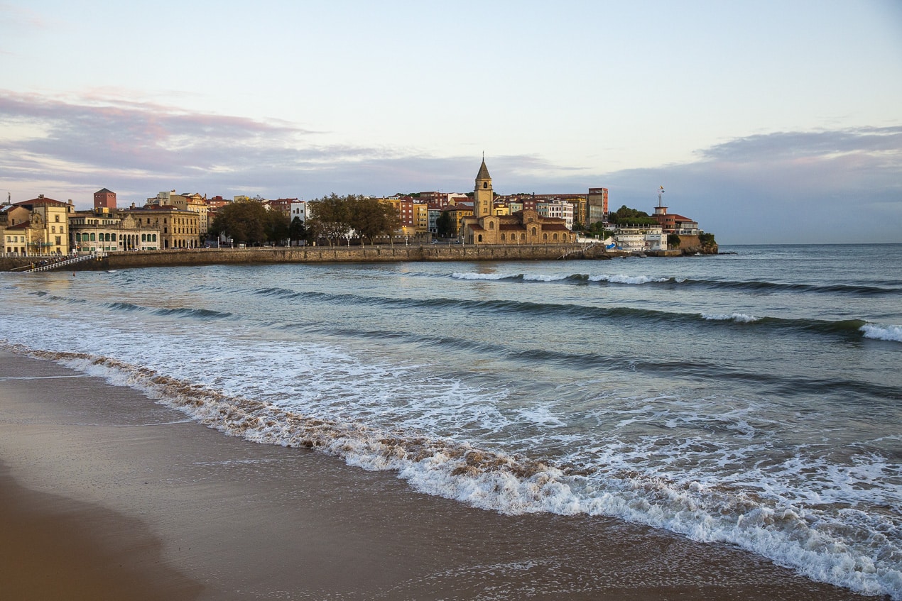 Eglise San Pedro reposant sur l'océan Atlantique à Gijon