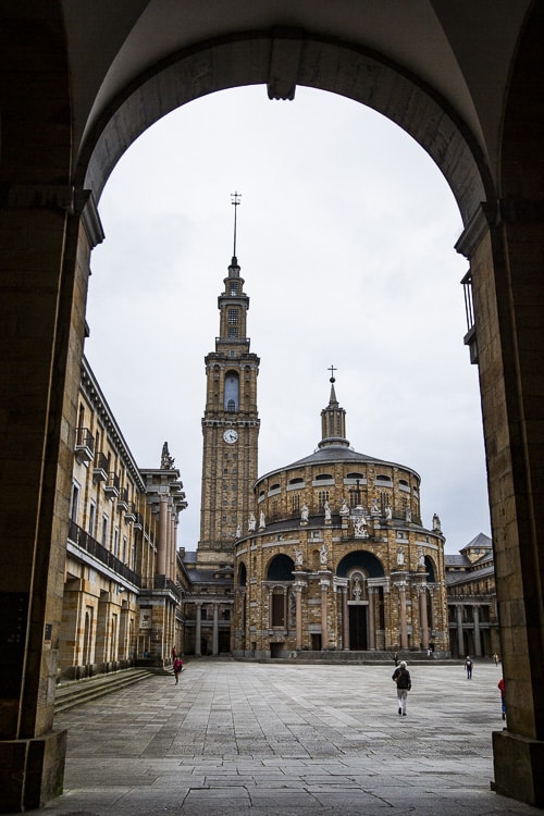 Cour intérieure et vue de l'extérieur de l'église du Laboral ciudad de la cultura de Gijon