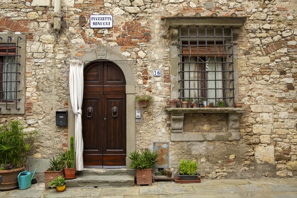Façade typique en pierre ornée de plantes à Radda in Chianti, dans le Chianti Siennois