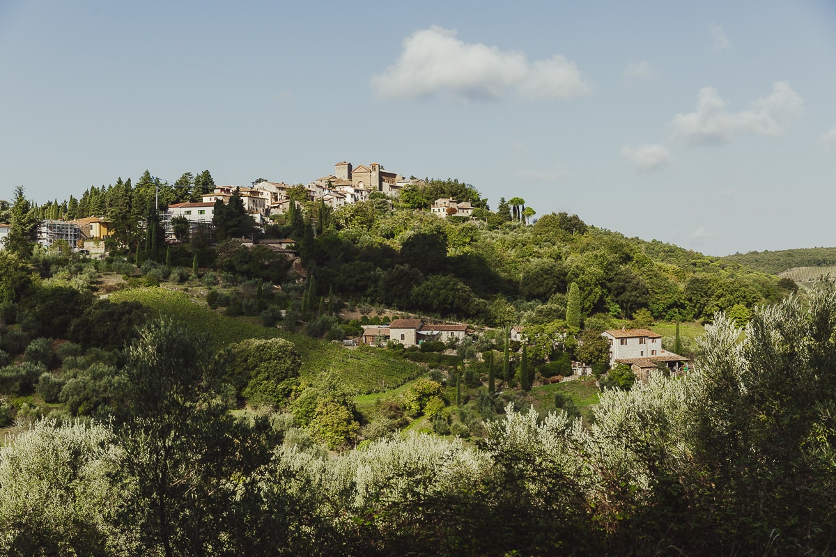 village perché sur une colline du Chianti Florentin