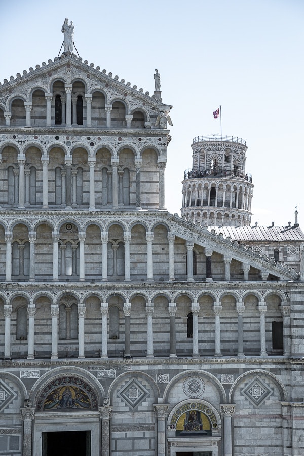 vue sur la façade en art roman pisa, de la cathédrale de pise