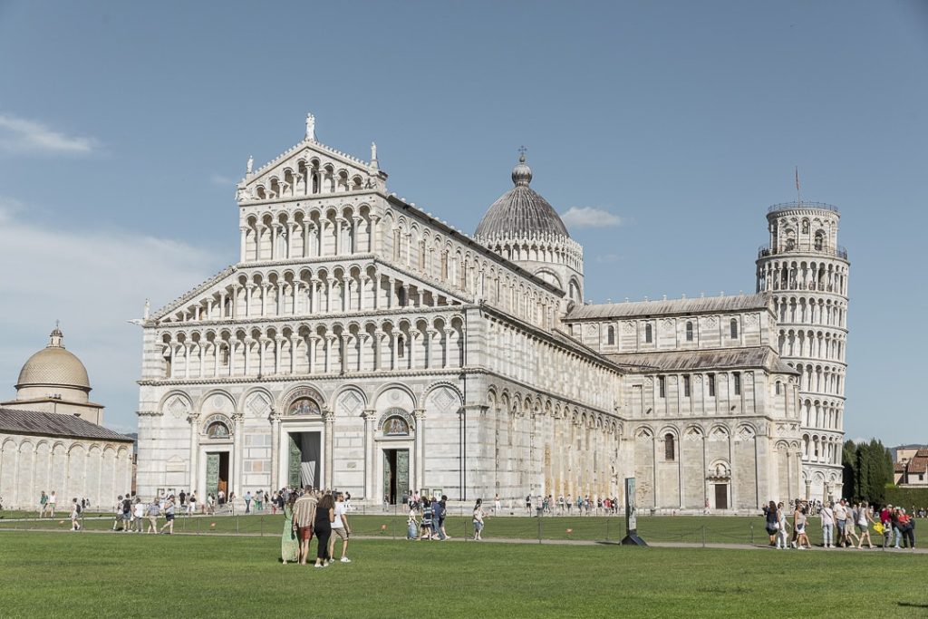 duomo de pise et la tour penchée un jour de septembre sous un ciel bleu azur