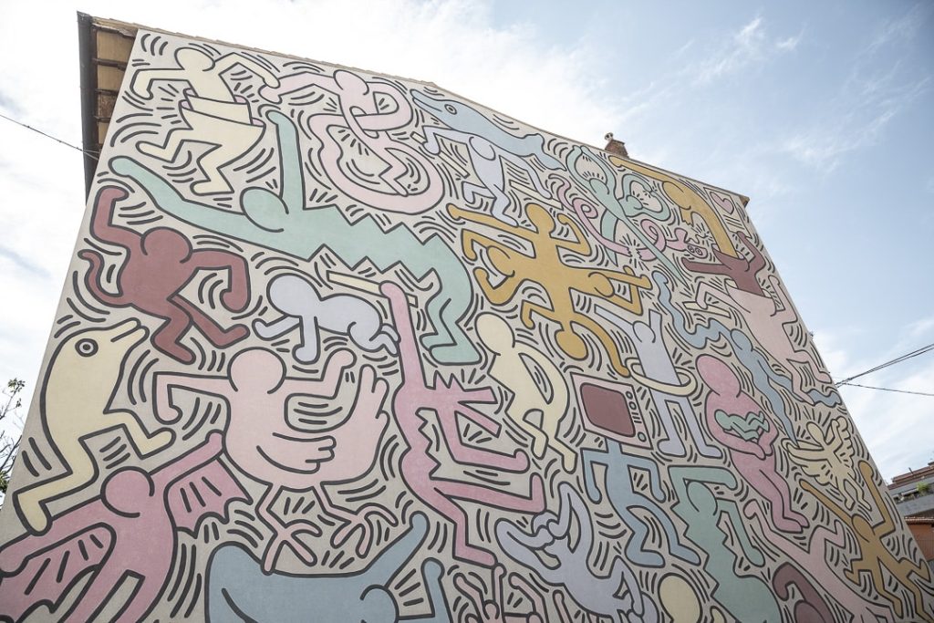 Fresque colorée Tuttomondo réalisée par l'artiste Keith Haring en 1989