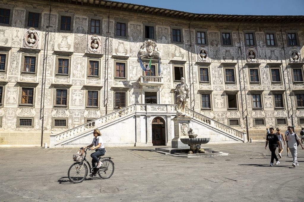 Façade richement décorée du Palazzo dei Cavalieri, lieu emblématique à voir à Pise