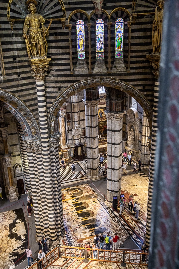 Pavement en marqueterie de marbre de la cathédrale de Sienne, vue depuis la porta del cielo