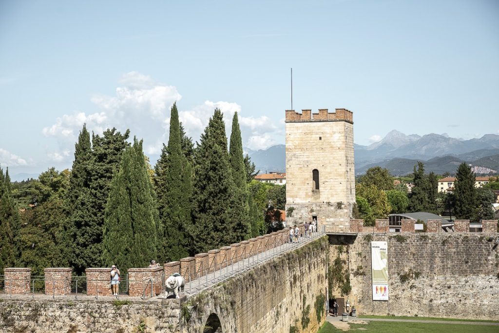 vue sur un morceau des remparts de pise avec les alpes apuanes en arrière plan