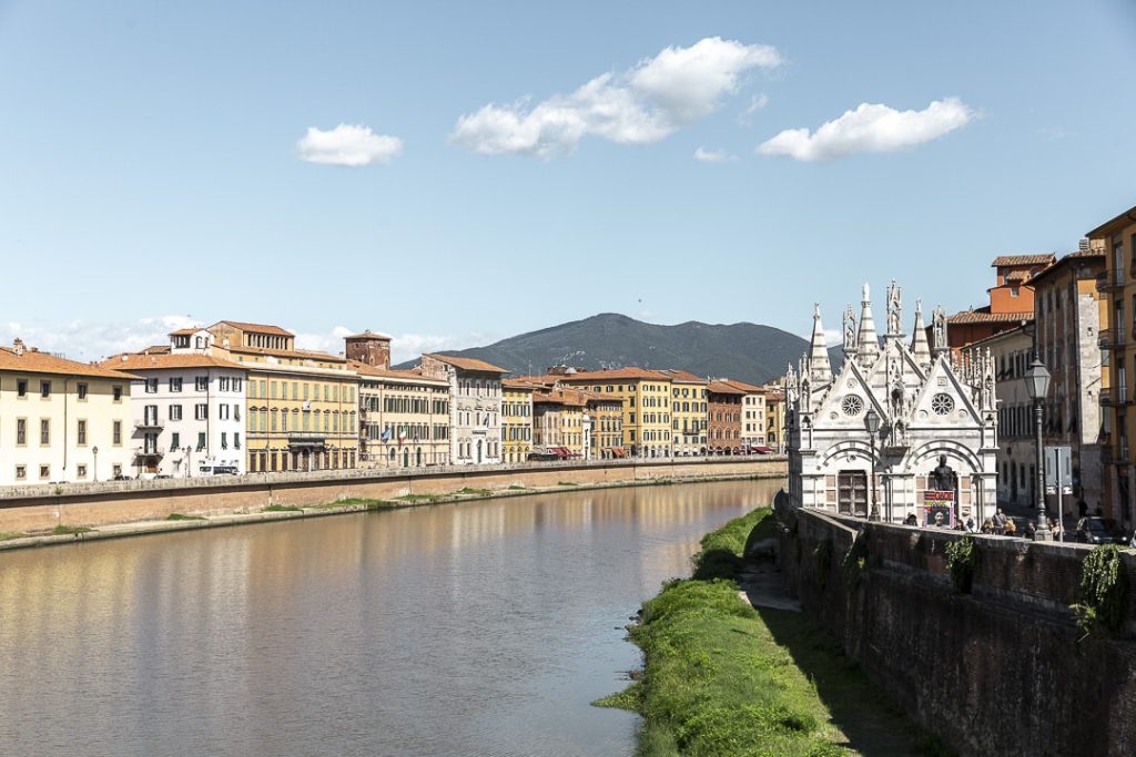 vue panoramique sur la chapelle Santa Maria della Spina et son bel emplacement sur les rives de l'Arno