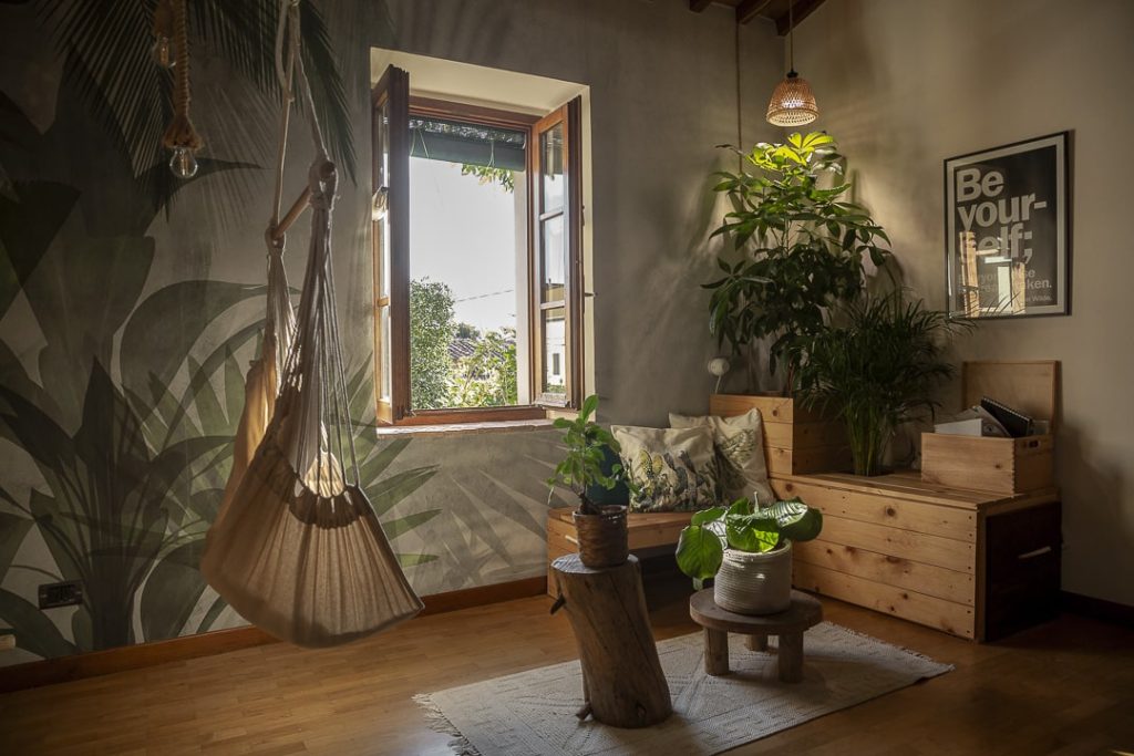 Intérieur bohème de l'auberge Social Garden à Calci près de Pise baigné par les rayons du soleil