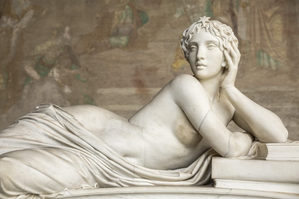 statue d'une femme en marbre d'un tombeau du camposanto de la place des miracles de pise
