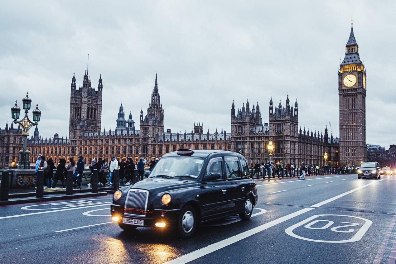 taxi londonien devant Big Ben