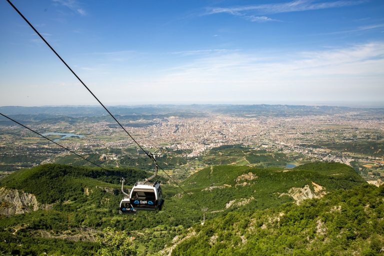 cabine téléphérique en montagne en été vers Tirana
