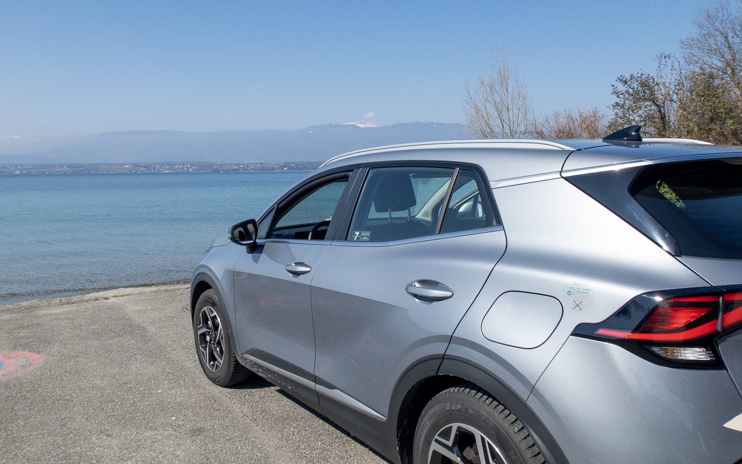 voiture grise sur les rives du lac Léman